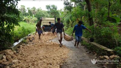 7 Tahun Rusak, Warga Gotong Royong Perbaiki Jalan Poros Kabupaten
