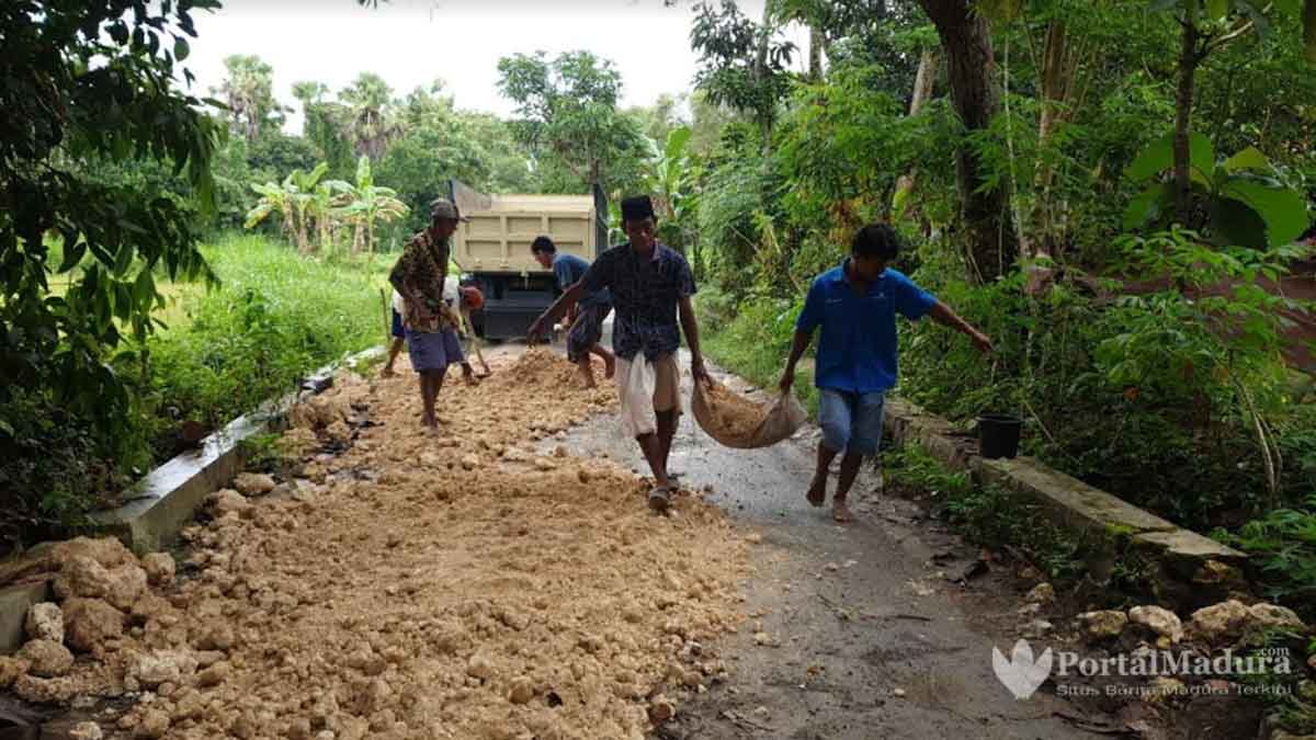 7 Tahun Rusak, Warga Gotong Royong Perbaiki Jalan Poros Kabupaten