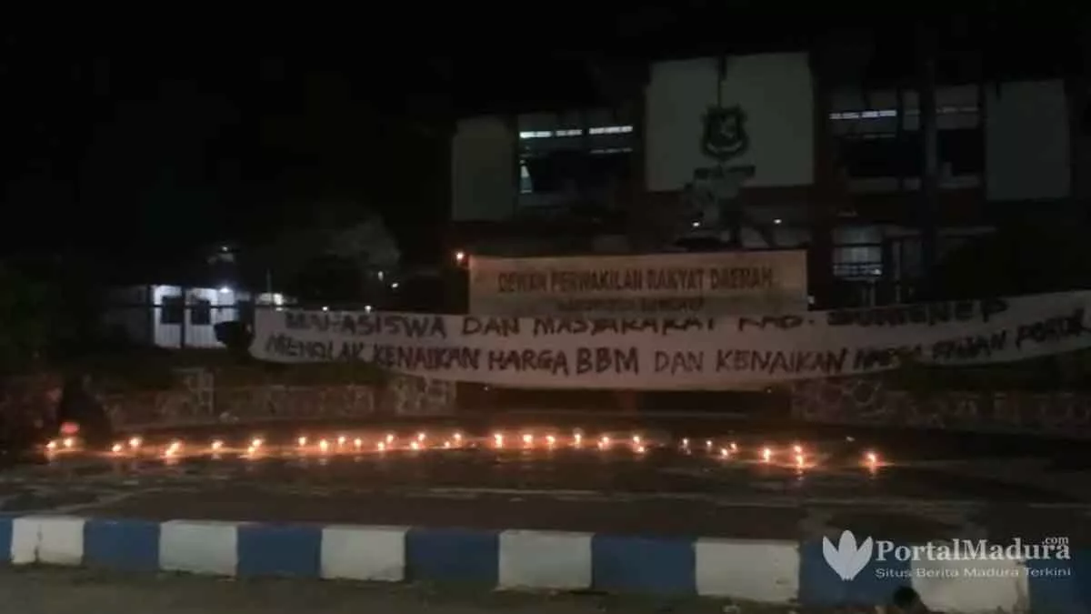 Aksi Tolak Kenaikan Harga BBM Berlanjut, BEM Bakar Lilin Depan Kantor Dewan