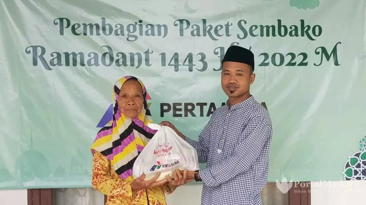 Bersama Pertamina, Lembaga Studi Arus Informasi Bagikan Paket Sembako di Sumenep