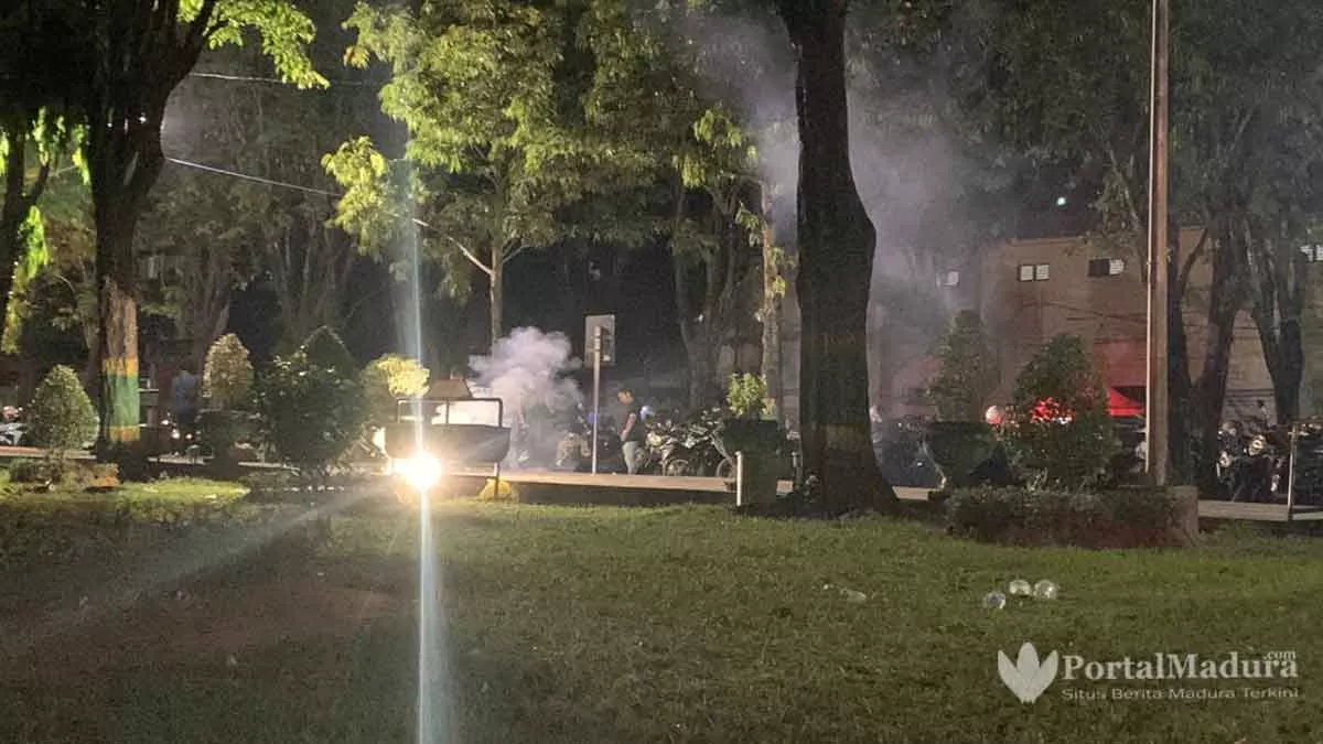 Bunyi Petasan Ganggu Warga Ngabuburit di Taman Bunga
