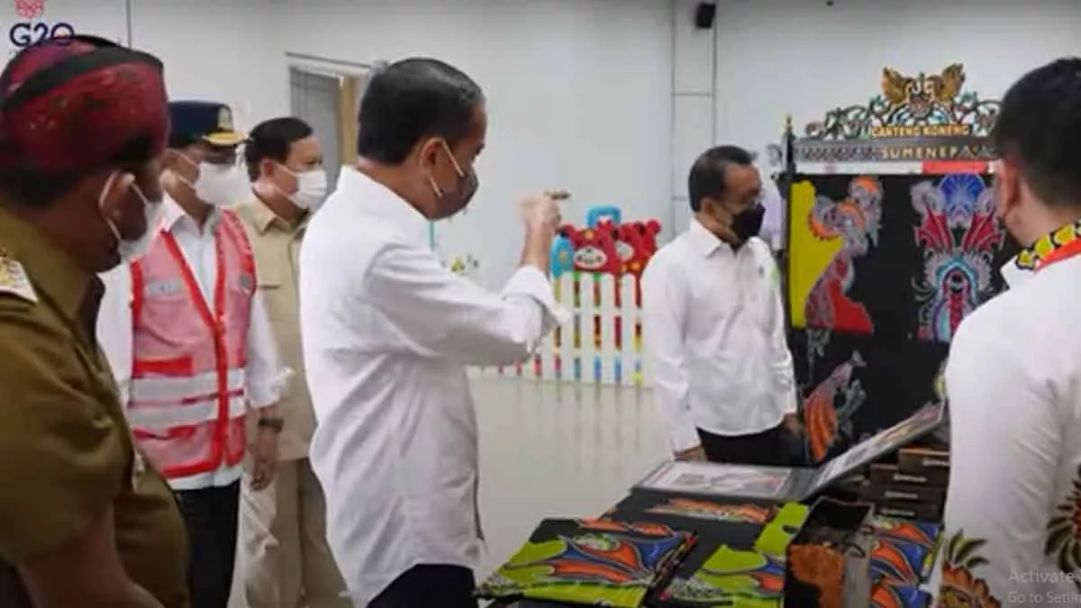 Bupati Fauzi Kenalkan Produk UMKM, Presiden dan Menhan Beli Udeng Blangkon