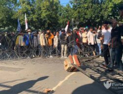 Demo Mahasiswa 11 April, Robohkan Pagar Gedung Dewan