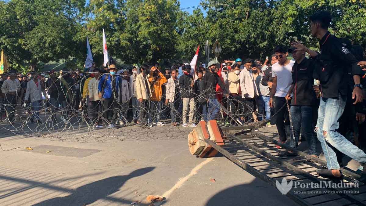 Demo Mahasiswa 11 April, Robohkan Pagar Gedung Dewan