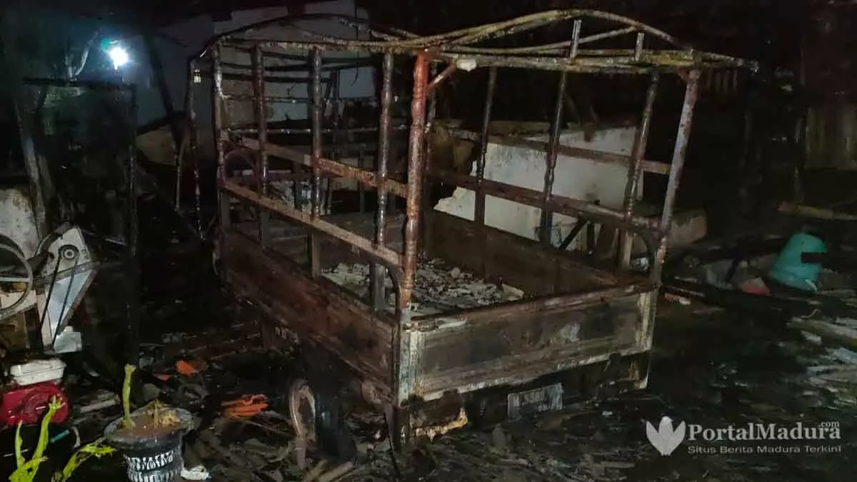 Gegara Sisa Kayu Gorengan Kerupuk, Dapur dan Kendaraan Roda 3 Jadi Arang