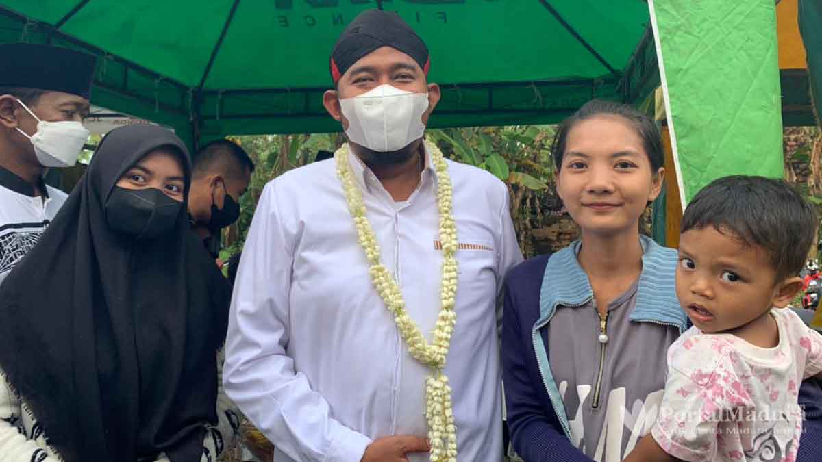 Kunjungi Bazar Takjil, Bupati Fauzi Malah 'Diserbu' Emak-emak