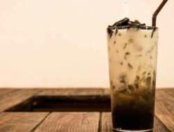 Menu Takjil: Es Teh Cincau Hitam yang Menyegarkan