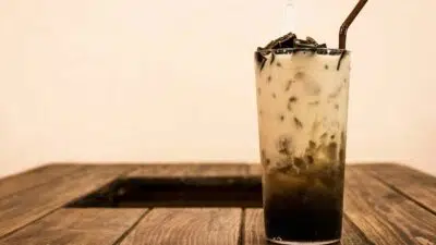 Menu-Takjil-Es-Teh-Cincau-Hitam-yang-Menyegarkan