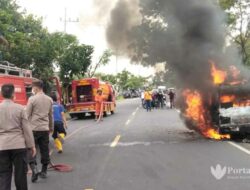 Mogok, Mobil Suzuki Carreta Ludes Terbakar di Sampang