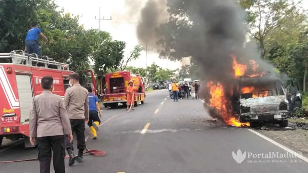 Mogok, Mobil Suzuki Carreta Ludes Terbakar di Sampang
