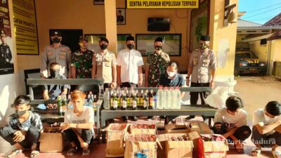 Polisi Amankan 100 Botol Miras Milik 2 Pedagang di Arjasa Sumenep