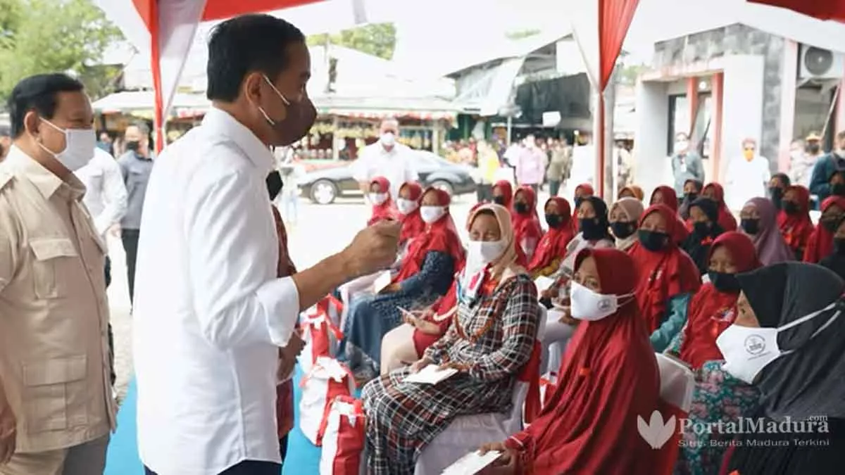 Sambangi 2 Pasar Tradisional di Sumenep, Jokowi Salurkan BMK & BLT Minyak Goreng