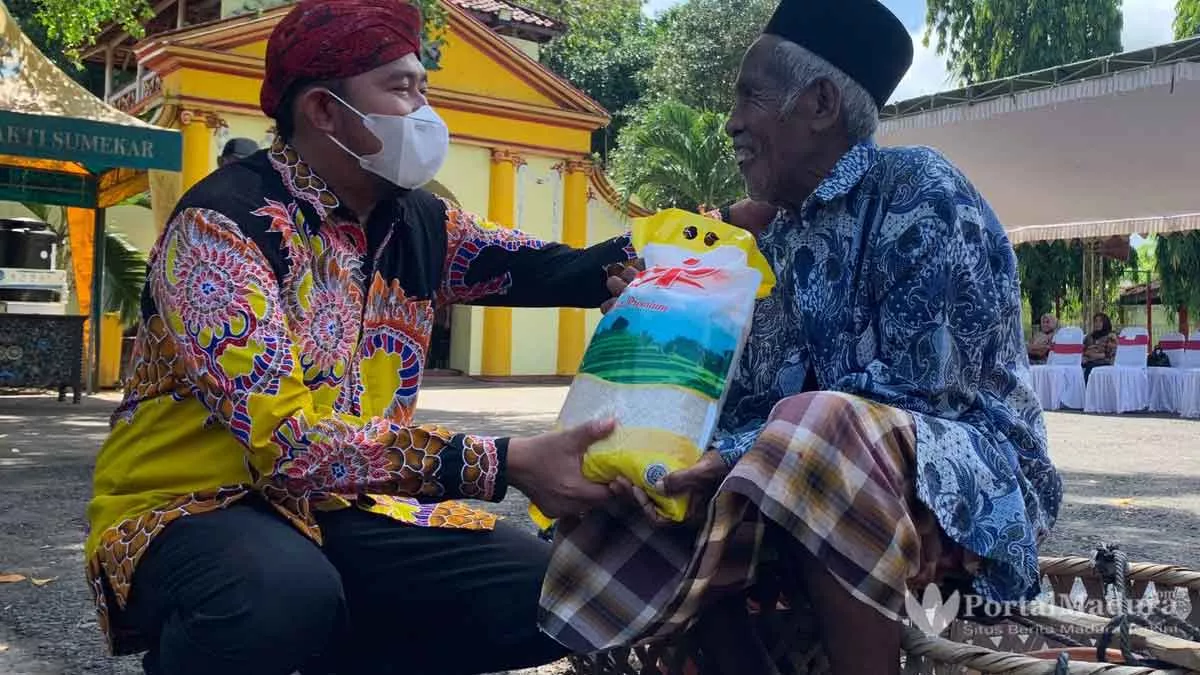 Sambil Gotong Beras, Bupati Fauzi Temui Penjual Gerabah