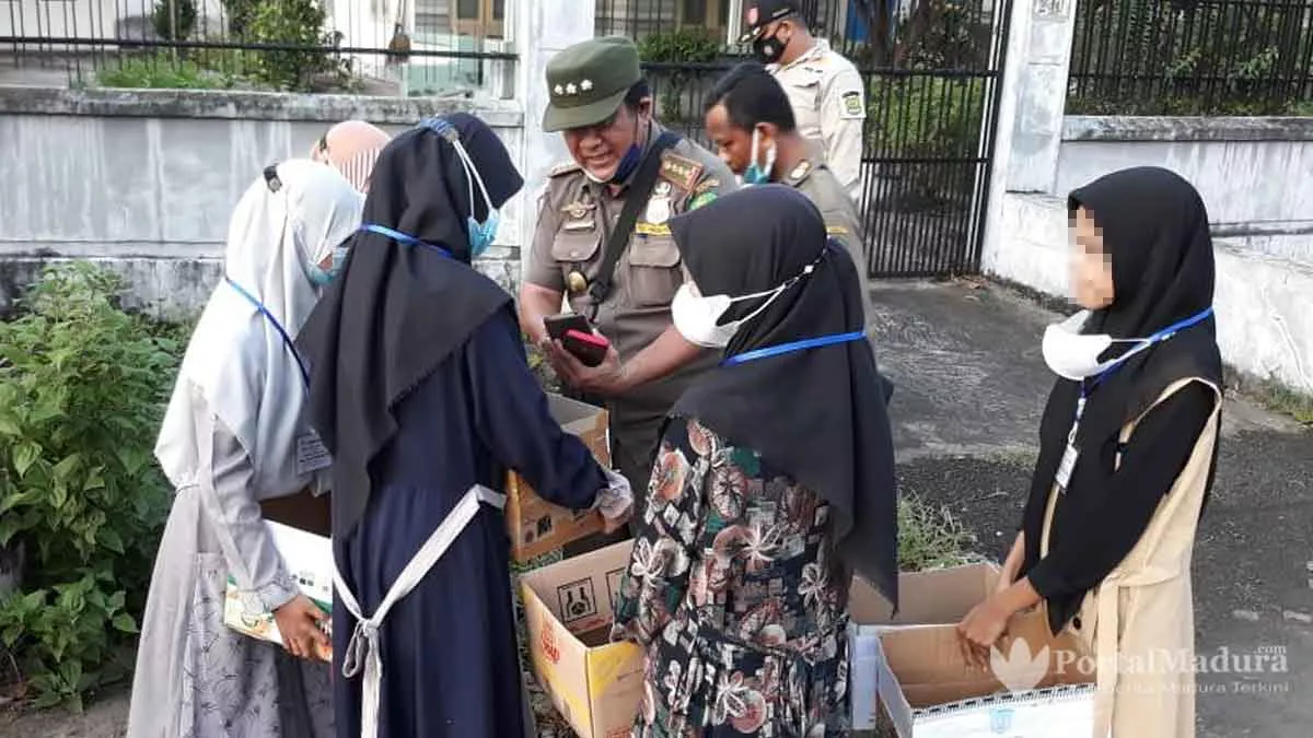 Satpol PP Sumenep Tak Mau Kompromi, Peminta Sumbangan Apapun di Jalan Akat Disikat