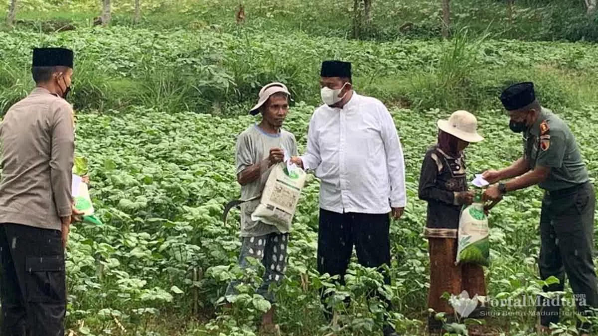 Temui Petani di Sawah, Safari Ramadan ala Bupati Fauzi dan Forkopimda Sumenep