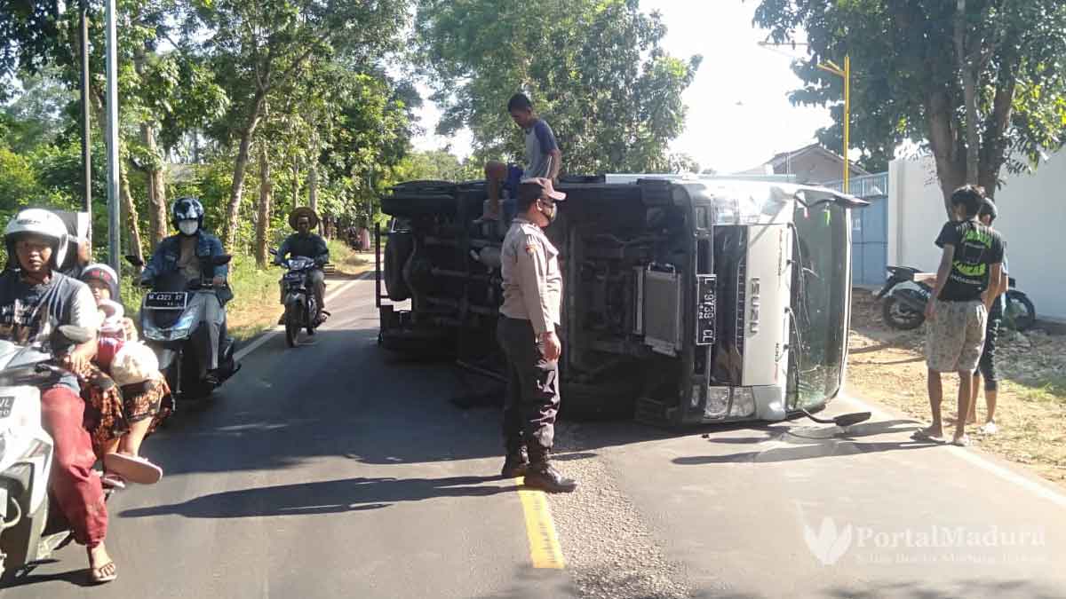 Truk Box Guling di Jalan Raya Nasional Saronggi Sumenep
