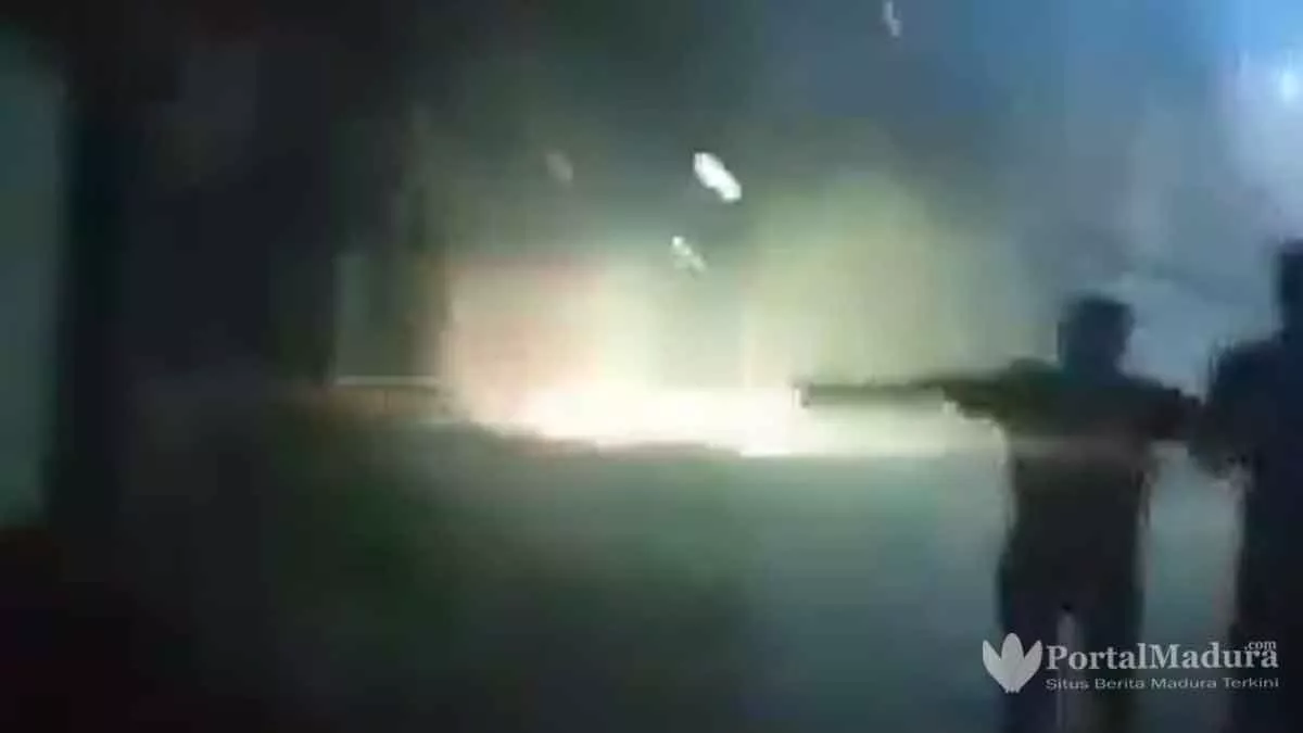 Viral Video ‘Saling Serang’ Pakai Petasan, Kades Sebut Hanya Hiburan