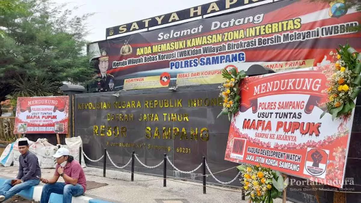 Warga Kirim Karangan Bunga, Usut Tuntas Mafia Pupuk di Sampang