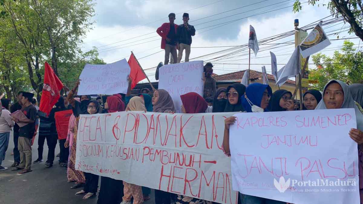 Bakar Kemenyan dan Tabur Bunga Warnai Aksi ke Polres Sumenep