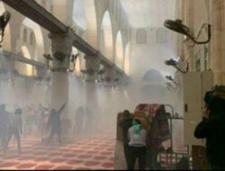 Polisi Israel Serbu Masjid Al-Aqsa, 152 Orang Terluka, 400 Orang Ditangkap