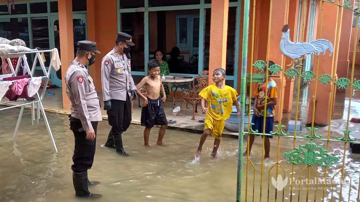 Banjir Rob Landa Desa Kertasada Sumenep