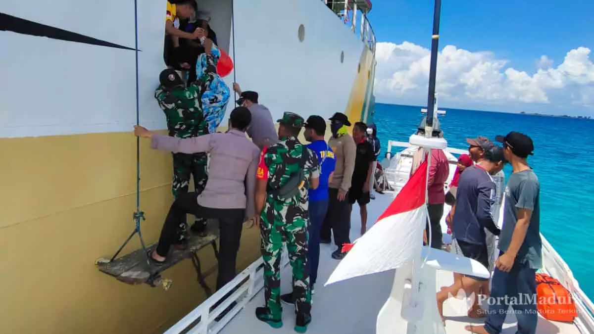 Hari Kedua Evakuasi Penumpang KM Sabuk Nusantara 91