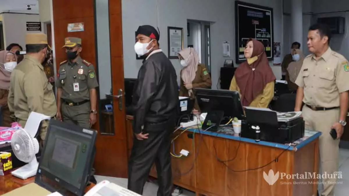 Hari Pertama Masuk Kerja, Bupati Sumenep Sidak OPD, Sekolah hingga Kantor Camat