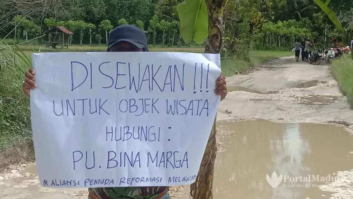 Jalan Pantura Rusak Parah, Warga Sumenep Aksi Bisu & Tanam Pohon Pisang