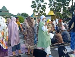 Jemaah Salat Idulfitri 1443 H di Masjid Jamik Sumenep Meluber Hingga Taman Bunga