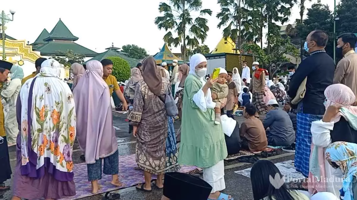 Jemaah Salat Idulfitri 1443 H di Masjid Jamik Sumenep Meluber Hingga Taman Bunga