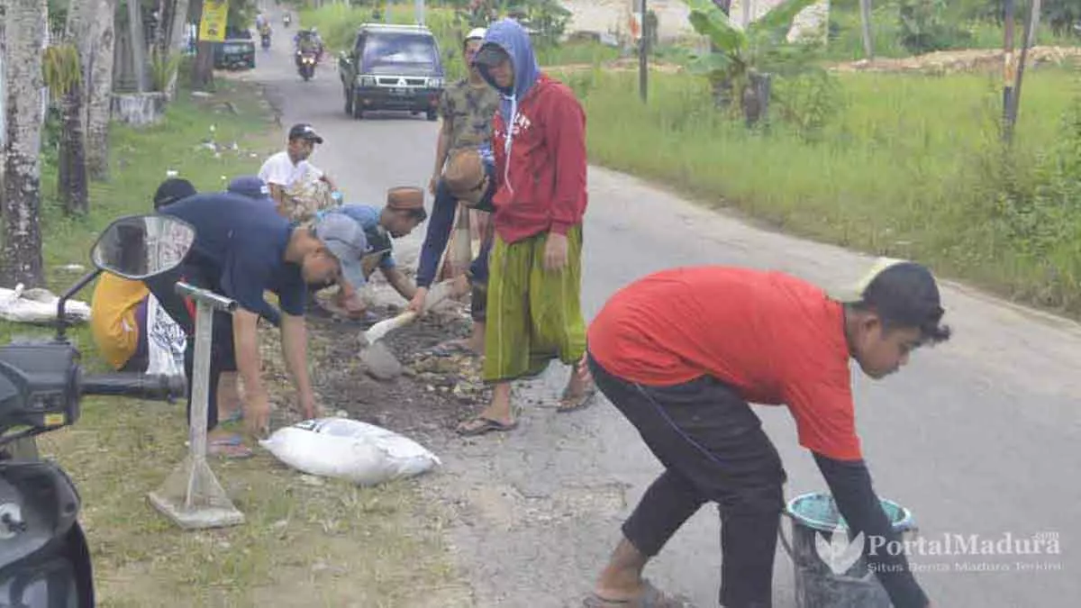 Masyaallah! Tambal Sulam Jalan di Sumenep Dibiayai Pesantren