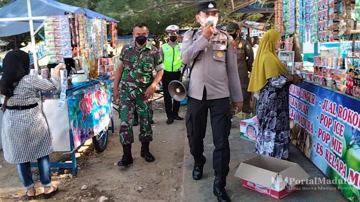Petugas Pos Pam Pastikan Pengunjung Wisata Pantai Camplong Aman dan Nyaman