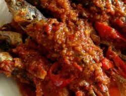 Resep Ikan Layang Sambal Bajak, Pedasnya Bikin Nambah Selera Makan