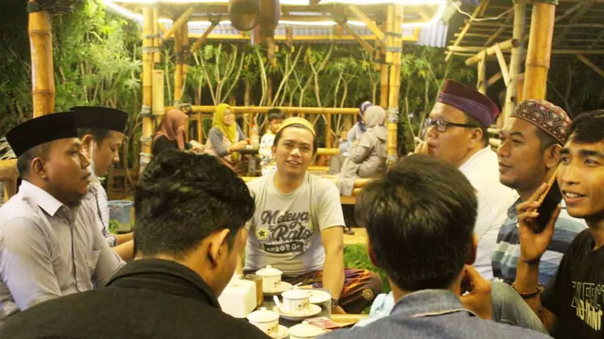 Sediakan Nasi Urap Ikan Pindang, 'Warung Kopi Cangker Kaca' Diburu Konsumen - Portalmadura.com Sediakan Nasi Urap Ikan Pindang, 'Warung Kopi Cangker Kaca' Diburu Konsumen