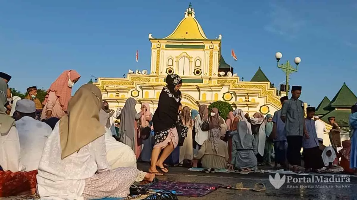 Foto-Jemaah Salat Idulfitri 1443 H Masjid Jamik Sumenep - Portalmadura.com FOTO-Jemaah Salat Idulfitri 1443 H Masjid Jamik Sumenep