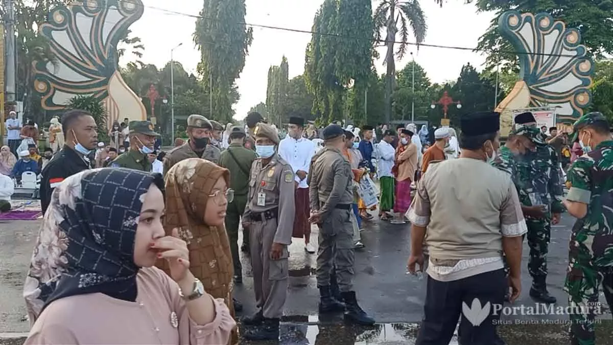 Foto-Jemaah Salat Idulfitri 1443 H Masjid Jamik Sumenep - Portalmadura.com FOTO-Jemaah Salat Idulfitri 1443 H Masjid Jamik Sumenep