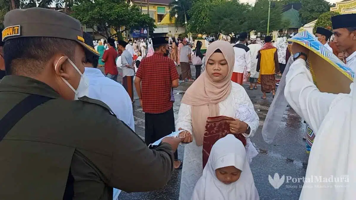 FOTO-Jemaah Salat Idulfitri 1443 H Masjid Jamik Sumenep