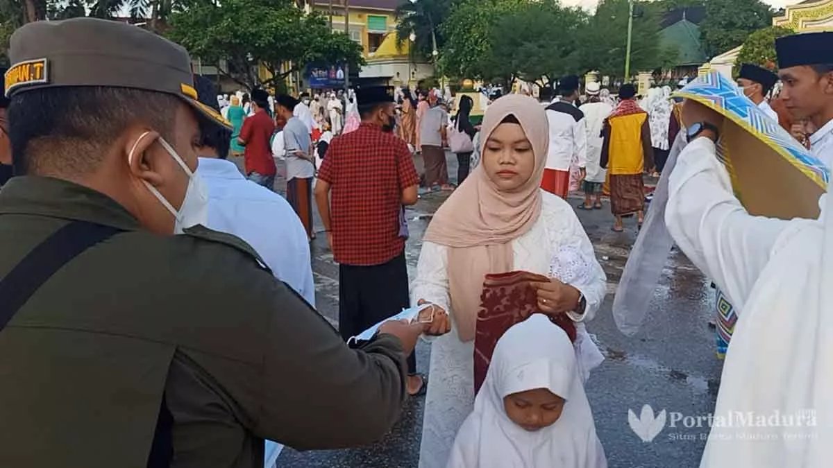 Foto-Jemaah Salat Idulfitri 1443 H Masjid Jamik Sumenep - Portalmadura.com FOTO-Jemaah Salat Idulfitri 1443 H Masjid Jamik Sumenep