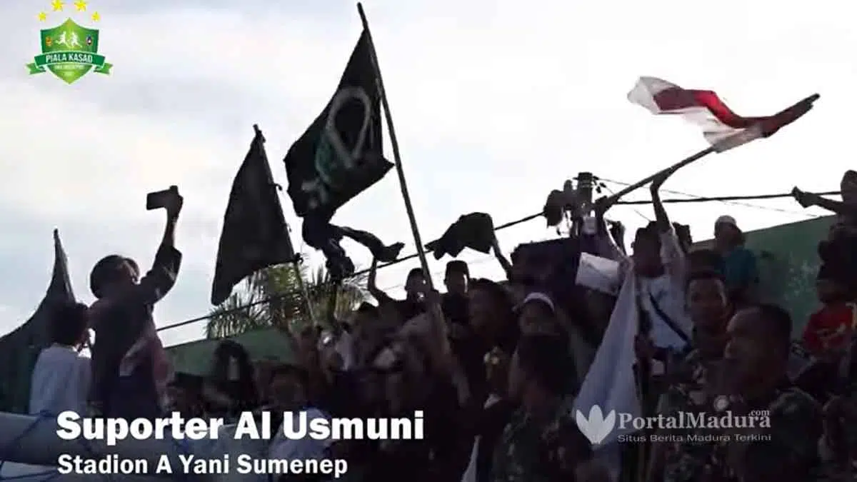 dok. aksi suporter tim Al Usymuni pada laga penyisihan (24/6/2022). (@portalmadura.com)