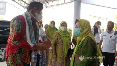 Kiri, Bupati Sumenep Achmad Fauzi didampingi istri Nia Kurnia Fauzi membungkuk dihadapan sepuh Muslimat NU Sumenep (Nor Fitriyah @portalmadura.com)