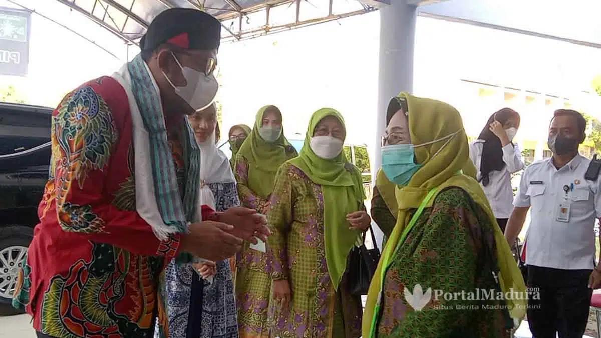 Kiri, Bupati Sumenep Achmad Fauzi didampingi istri Nia Kurnia Fauzi membungkuk dihadapan sepuh Muslimat NU Sumenep (Nor Fitriyah @portalmadura.com)