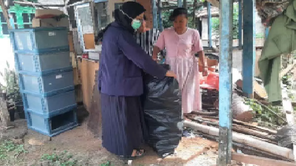 Buat Bank Sampah, Pengabdian Mahasiswa UTM