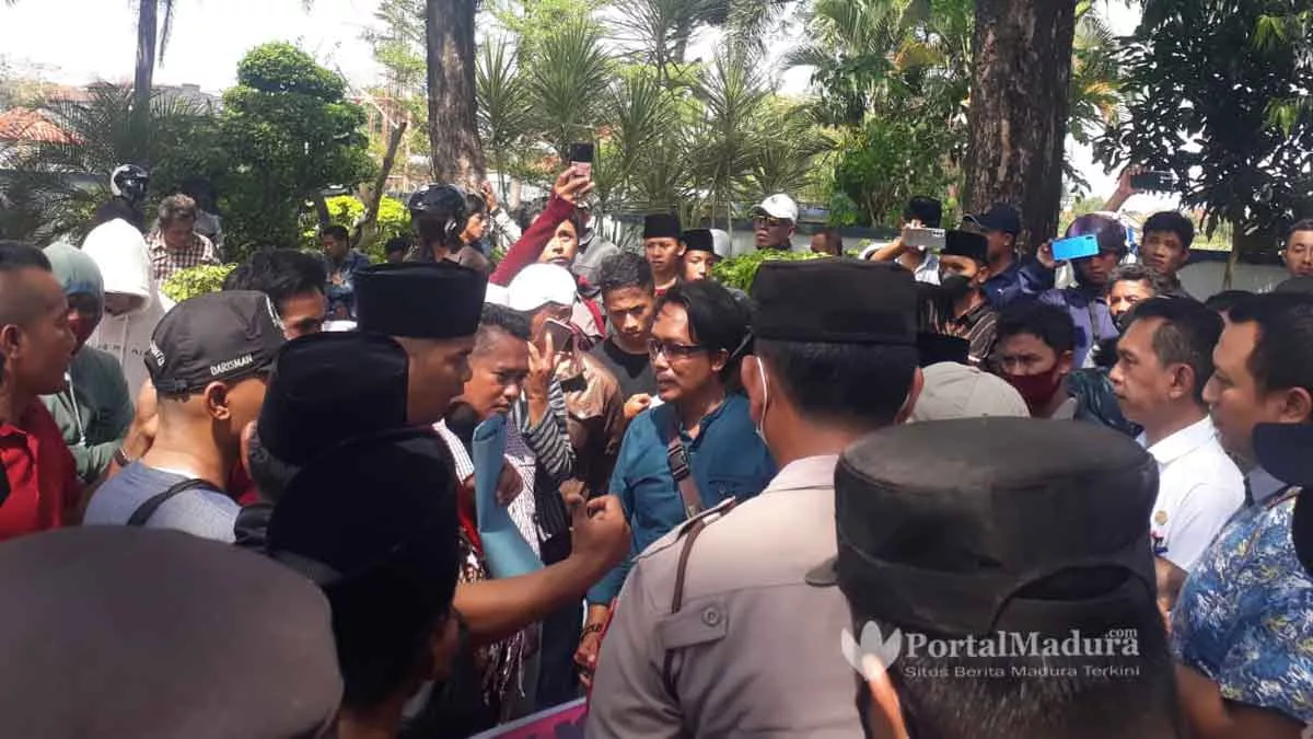 Buntut SK Tunda Pilkades, Warga Sampang Demo Bupati