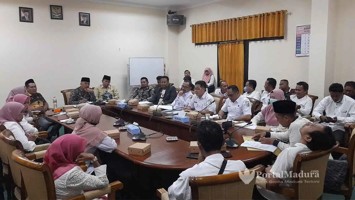 Guru honorer lulus passing grade PPPK ngadu ke DPRD Sampang (Rafi @portalmadura.com)