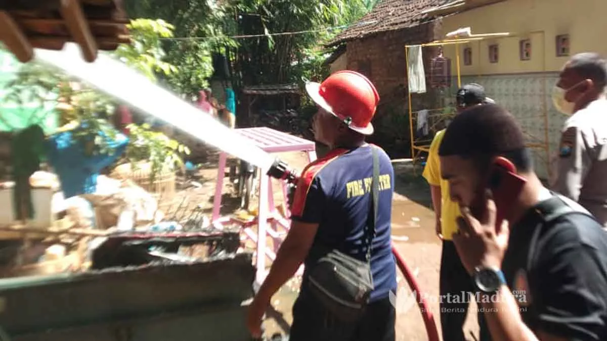 Kebakaran Melanda Rumah Warga Saroka Sumenep