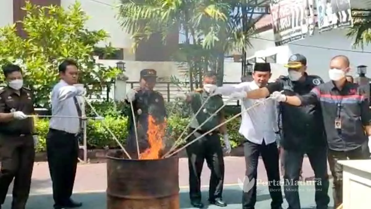 Kejari Sampang Musnahkan SS dan Pil Terlarang