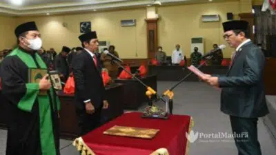 Prosesi pengambilan sumpah anggota dewan PAW oleh Ketua DPRD Sumenep KH. Abdul Hamid Ali Munir (Istimewa)