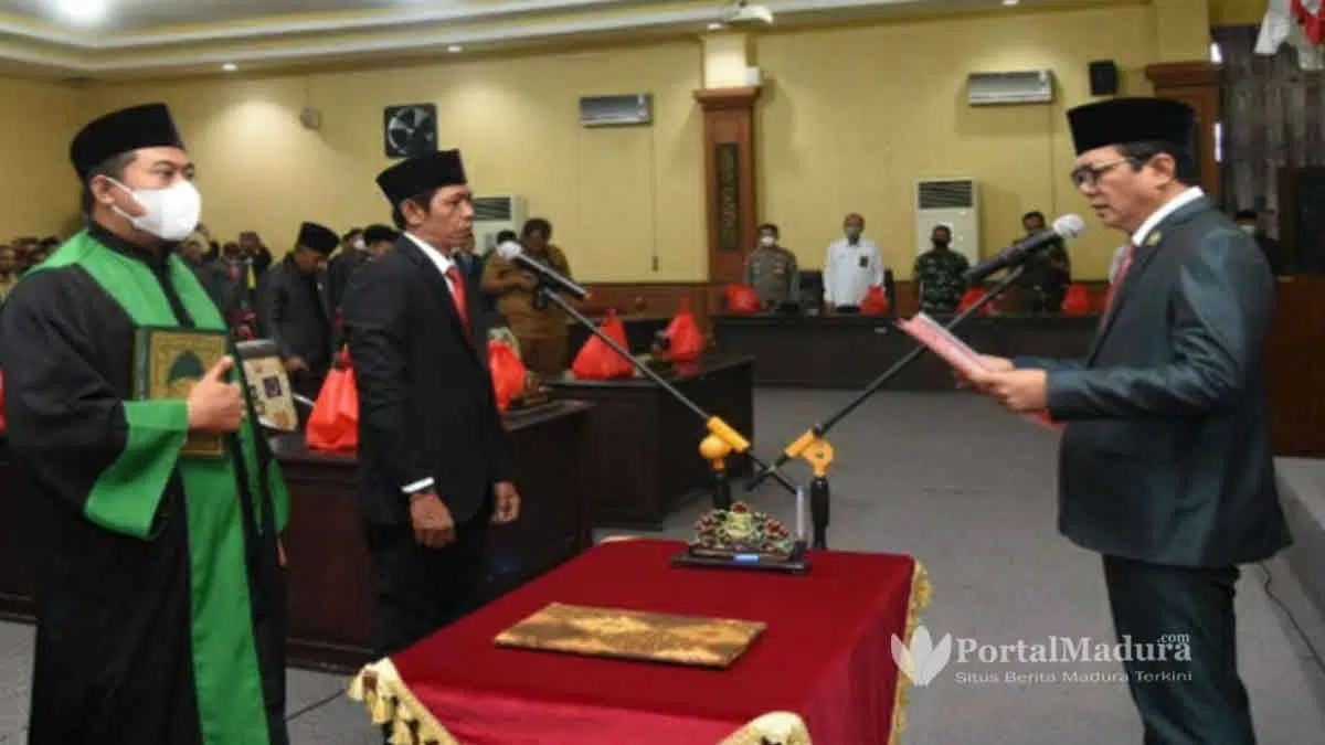Prosesi pengambilan sumpah anggota dewan PAW oleh Ketua DPRD Sumenep KH. Abdul Hamid Ali Munir (Istimewa)