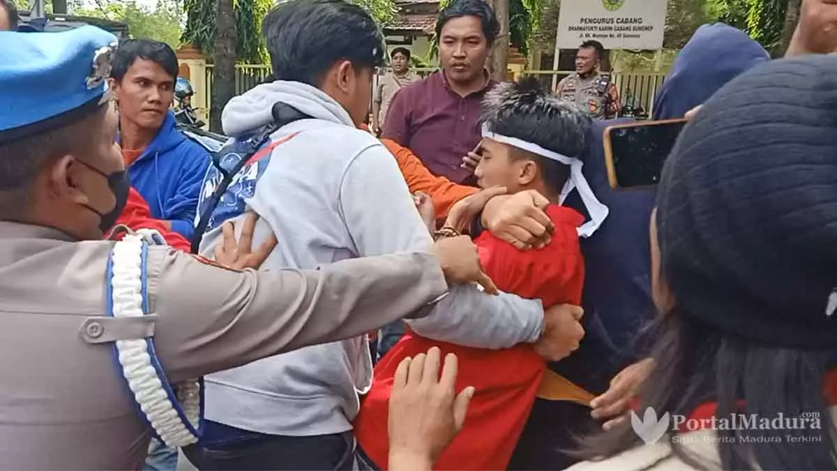 Massa Aksi Bentrok dengan Polisi, BPK Minta Pecat Oknum Jaksa B & I di Kejari Sumenep