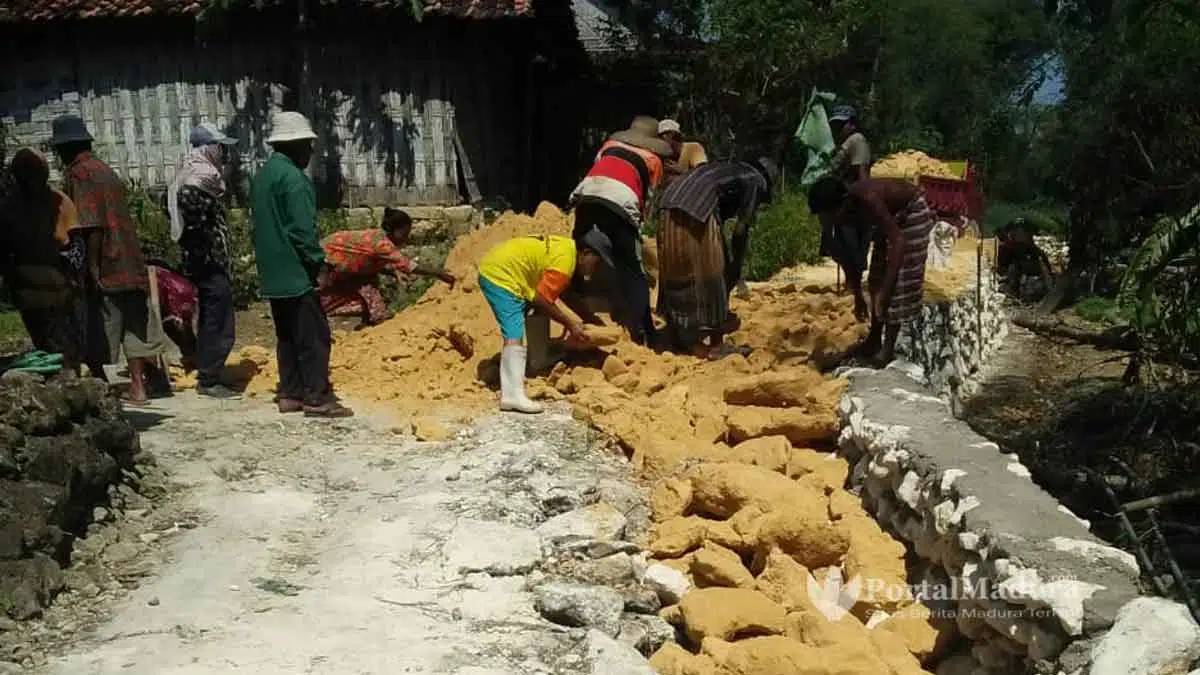 Swadaya, Warga Banjar Talela Bangun Jalan Baru